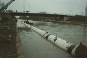 Einschwimmen eines Dükers am Mittellandkanal