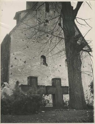 Berlin-Dahlem: Dorfkirche, Giebelansicht: im Vordergrund zwei Grabkreuze, Baum;