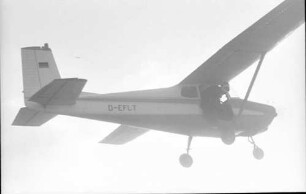 Oberrimsingen: Cessna 172 mit beiden Fallschirmspringern beim Hochdrehen