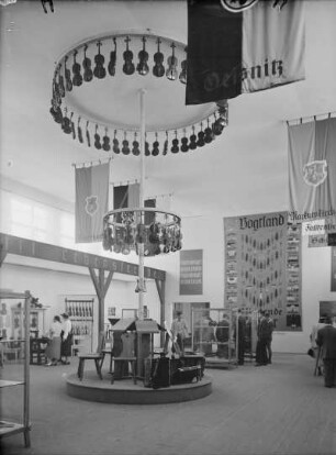 Dresden. Ausstellung "Sachsen am Werk", 1938. Vogtlandhalle zum Musikinstrumentenbau : Dresden, Städtisches Ausstellungsgelände Lennéstraße 3. Ausstellung "Sachsen am Werk", 1938. Ausstellung von Musikinstrumenten in der Vogtlandhalle. Raumaufnahme (Teilansicht)