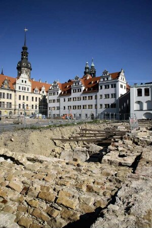 Dresden-Altstadt. Neumarkt. Ausgrabungen vor Baubeginn im Quartier VIII. Freigelegte Keller. Blick zum Schloss
