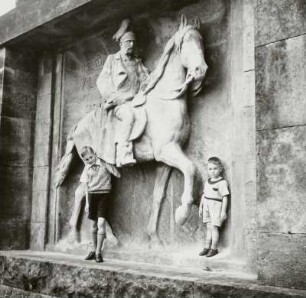 König-Albert-Denkmal, Relief