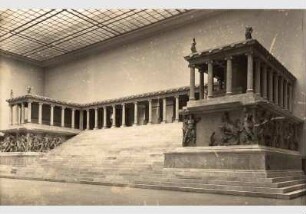 Blick auf den Pergamonaltar im Pergamonmuseum