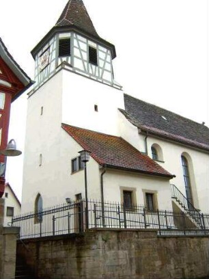 Ansicht von Nordosten mit Kirche über Kirchturm (im Kern Gotischer Chorturm) mit Sakristei und Barock erneuertem Langhaus