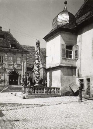 Alte Postsäule vor der alten Kirche in Frickenhausen/Würzburg : Frickenhausen. Markt mit "Hufnageli-Haus". Mariensäule und Rathaus. Blick nach Nordwesten