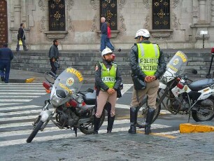 Lima - Motorisierte Verkehrspolizei : Verkehrspolizisten stehen mit ihren Motorrädern auf der Plaza de Armas im Zentrum der Hauptstadt vor dem Präsidentenpalast. Aufgenommen am 27. August 2011 in Lima