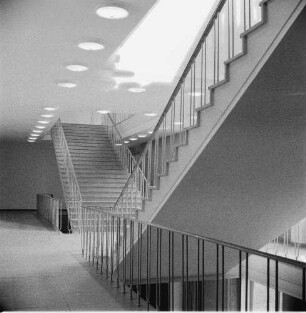 Deutsche Demokratische Republik. Forschungsinstitut. Treppenhaus mit zwei gegenläufigen Treppen