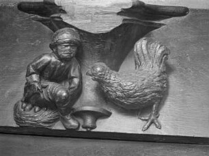 Mann auf einem Nest mit Eiern sitzend und Huhn
