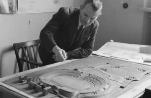 Neubau des Stadions Mitte (später: Walter-Ulbricht-Stadion) : Mann an einem Stadion-Modell