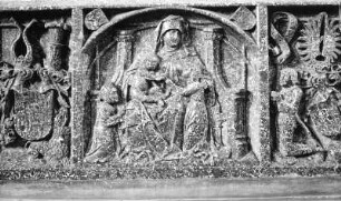 Grabstein für Anna von Welsberg (gestorben 1516) mit Darstellung der heiligen Anna Selbdritt : Grabstein für Anna von Welsberg (gestorben 1516) mit Darstellung der heiligen Anna Selbdritt. Marmor (rot); 137 x 263 cm (um 1516). Laufen Kreis Berchtesgadener Land, Pfarr- und Stiftskirche Zu Unserer Lieben Frau