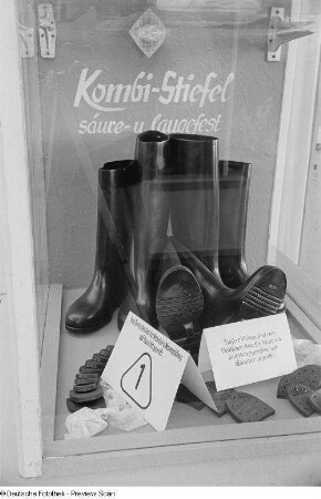 Vitrine mit Gummistiefeln