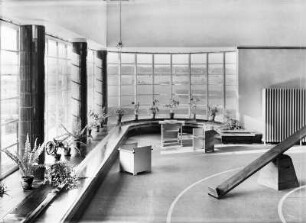 Hilversum, 's-Gravesandelaan 56. Vorschule "Nienke van Hichtum" (1929; W. M. Dudok). Raum mit Wippe