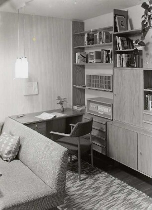 Anbauwand : Musterwohn- und Arbeitszimmer (1962; Zentrales Entwicklungsbüro Schkeuditz ). Anbauwand mit Arbeitsplatz