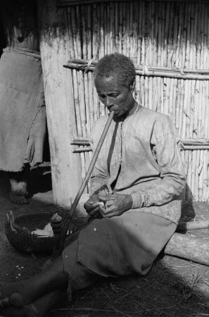Frau der Oromo : Portrait einer Pfeife rauchenden Frau der Oromo