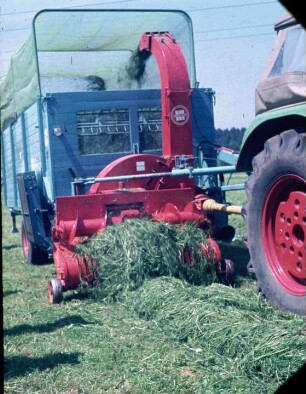 Fotografie: Erntetechnik, Silomais, Feldhäcksler gezogen, Grassilage