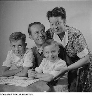 Familienporträt und Einzelaufnahmen der Familienmitglieder