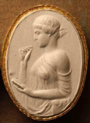 Halbfigur einer Muse, etwas zum Mund führend (Daktyliothek, Das Alterthum nach Lippert und Visconti)