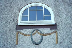 Detail voriges Bild: Fenster mit Putzstuck, Girlandenmotiv