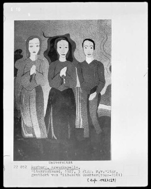 Detail von den Stickereien an der Altarrückwand: Gruppe von Frauen