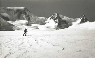 Berner Alpen. Walliser Fiescherfirn gegen Gross Wannenhorn (3906 m)