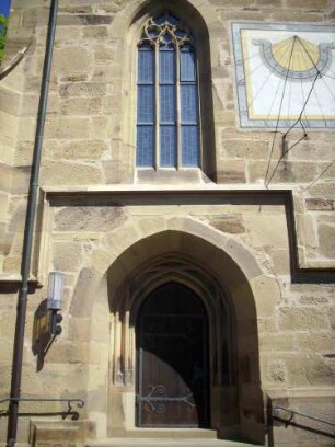 Langhaus Traufseite Süd - Portal mit Sonnenuhr und gotischem Fenster in Übersicht