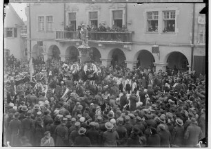 Fasnacht Sigmaringen 1935; Bräuteln vor dem Rathaus