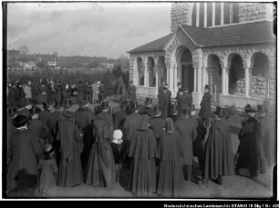 Einweihung der Martinskapelle (10.11.1917) Enthält: Eingang der Martinskapelle, Lindener Straße, am Hauptfriedhof mit Gemeinde