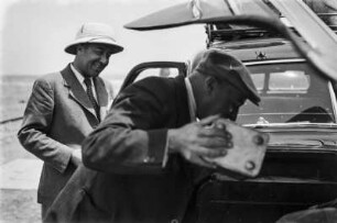 Reisegesellschaft : Fahrer und Reisebgleiter des Expeditionsführers Günter Wolff