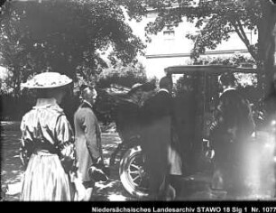 Besuch von Herzog Ernst August und Herzogin Viktoria Luise zu Braunschweig-Lüneburg in Wolfenbüttel Enthält: Die in einem Auto sitzende Herzogin wird von Honoratioren begrüßt