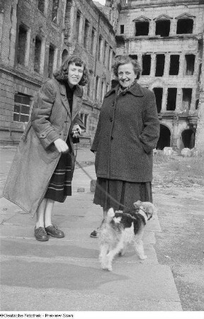 Mutter Roger Rössings und Renate Rössing mit Hund auf der Schloßstraße vor dem zerstörten Georgentor