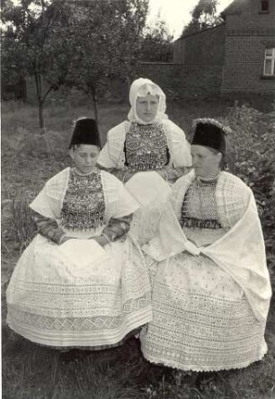 Hochzeitstracht aus Seidewinkel : Kleidung - Hoyerswerdaer Tracht. Ort: Židźino / Seidewinkel. Hoyerswerdaer Hochzeitstracht: Braut, Brautjungfer (družka), Brautführerin (słónka)