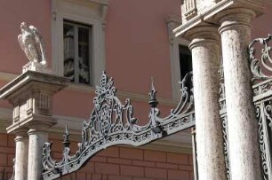 Rom - Eingangsportal zum Vatikan : Eingang zum Vatikan an der Porta Angelica in Rom, aufgenommen im April 2004