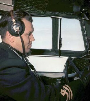 Pilot im Cockpit eines Flugzeugs