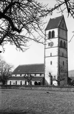 Hochsal: Alte Hotzenkirche, Vordergrund kahle Bäume