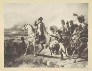 Kaiser Napoleon I. mit Offiziersgefolge zu Pferd auf Anhöhe, durch Fernrohr dem Verlauf der Schlacht bei Wagram am 06.07.1809 folgend, im Hintergrund Gefechte in Hügellandschaft, Rauchschwaden
