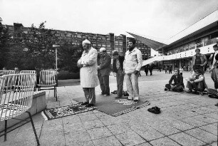 Betende Muslime am Fernsehturm