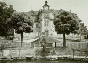 Schloss Choren : Choren, Schloss, Hauptfassade mit vorgelagertem Brunnen. Schloss 1945 bis nach 1980 als Schule genutzt