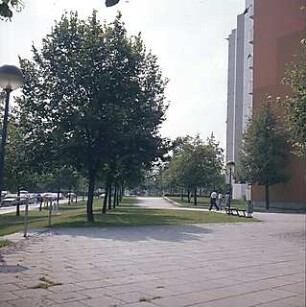 Hansjakob, Gottfried; München - Neuperlach Mitte; Wohnring Neuperlach - Außenraum, Grünanlage und Fußgängerbereich Wohngebäude