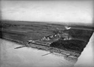 Blick über Ostsee, Strand und Ort