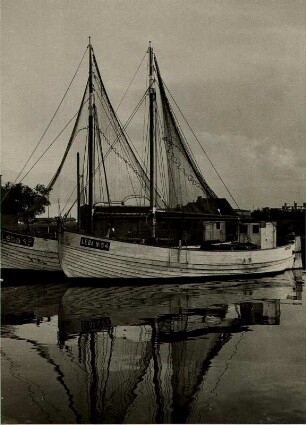 Leba/Pommern (heute Łeba). Fischkutter im Hafen