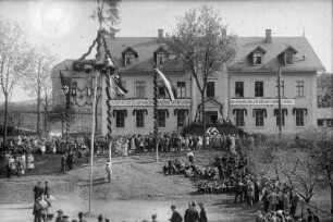 Maikundgebung auf dem Schulplatz : dahinter: Pfarramt