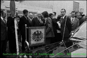 Interview des Süddeuschen Rundfunks mit Walter Scheel (Bundespräsident der Bundesrepublik Deutschland (BRD)) während seines Besuchs am Kernforschungszentrum Karlsruhe (KfK)