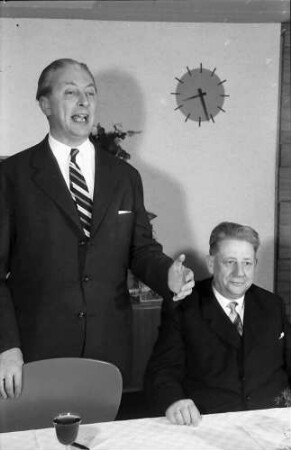 Freiburg: Landratsamt; Pressekonferenz mit Ministerpräsident Dr. Georg Kiesinger; am Tisch: Kiesinger spricht, Dichtel