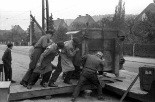 Freiburg: Umzug des Keramikofens, Aufladen in der Hansjakobstraße
