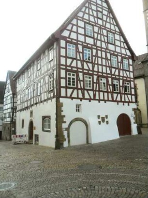 Stadtbild-Kirchplatz-Diakonatshaus (erbaut 1615)-Ansicht von Westnordwesten querab mit Fachwerkobergeschossen in Riegelbauweise auf steinernem Stock