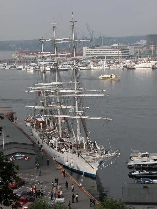 Oslo - Segler im Stadthafen : Segelschiff im Stadthafen. Aufgenommen in Oslo im September 2004