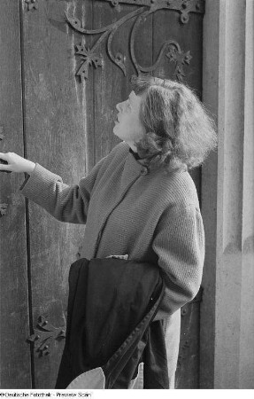 Renate Rössing posiert an einer Tür der Albrechtsburg