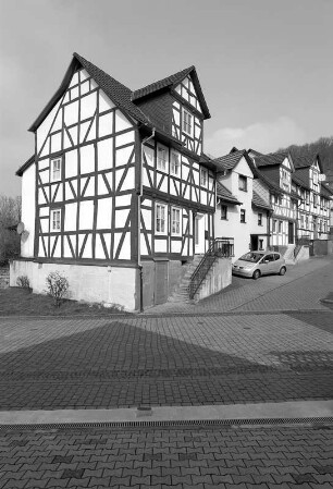 Wohnhaus; Helsa, Klingenplatz 1