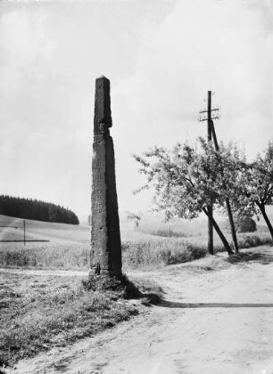 Distanzsäule : Reifland, Ortsausgang nach Lengefeld. Postmeilensäule (1723). Blick nach Südwesten ins Flöhatal