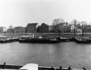 Landsberg am Lech. Lastkähne, Zillen an Anlegestellen am Lech